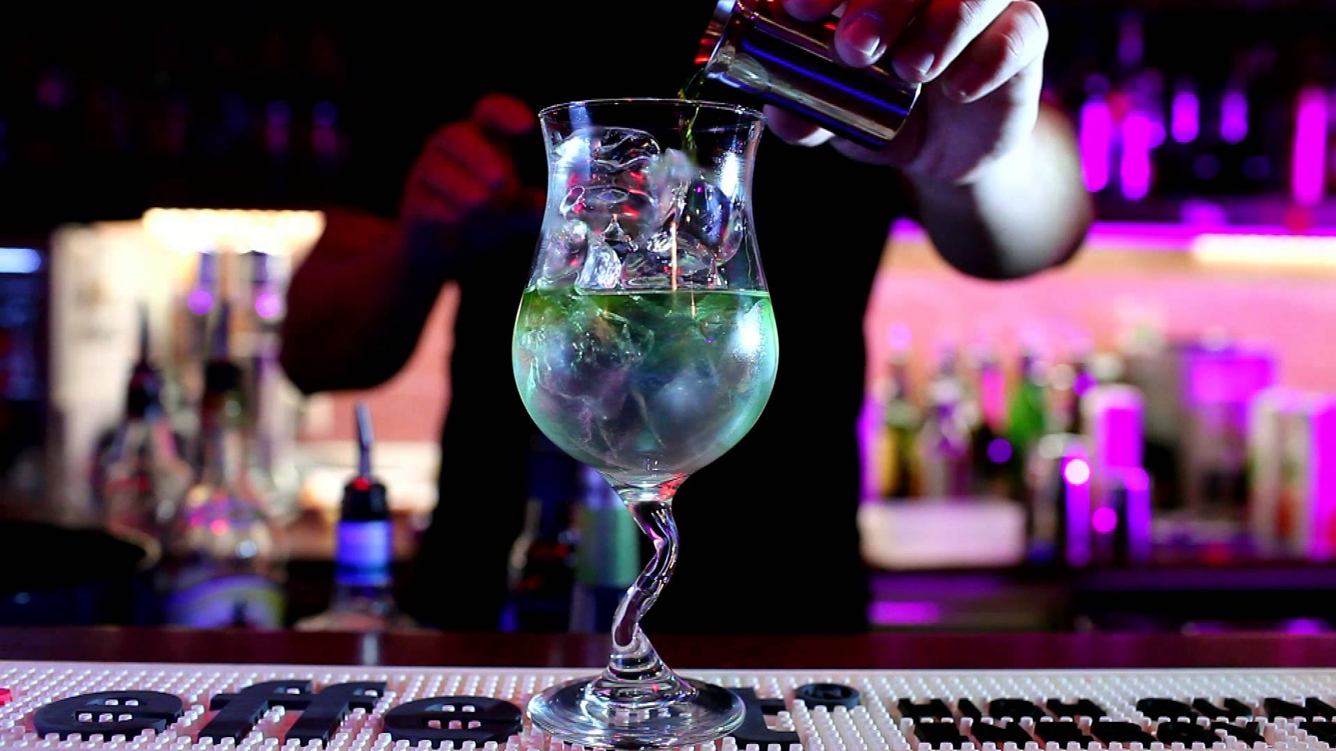 Полуголую пьяную блондинку в ночном клубе поливают на барной стойке алкоголем